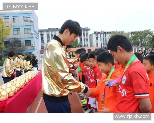 足球明星与孩子们亲密互动传递梦想与希望的温暖瞬间 足球明星与孩子们亲密互动传递梦想与希望的温暖瞬间