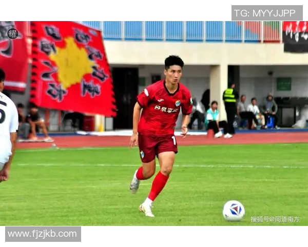 足球明星意外现身镜头瞬间引发热议精彩瞬间回顾与球迷互动的趣味时刻 足球明星意外现身镜头瞬间引发热议精彩瞬间回顾与球迷互动的趣味时刻