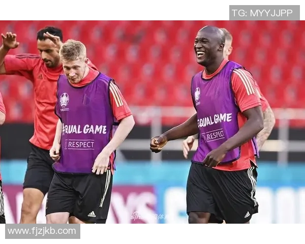 三个足球明星欢聚一堂共享快乐时光笑声不断引发热烈讨论